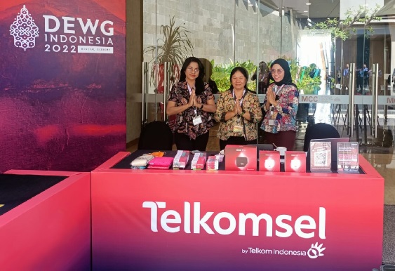 Pada kegiatan Crash Course Digital Economy Working Group (DEWG) ke-3 di Labuan Bajo, Telkomsel juga menghadirkan booth penjualan.